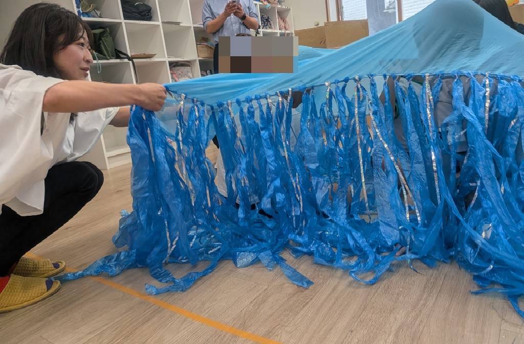 すずらんテープで作った海のグッズを広げる様子